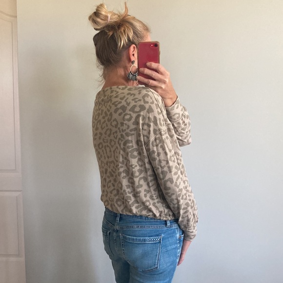 Animal Print Long Sleeve Cropped Top - Picture 6 of 12